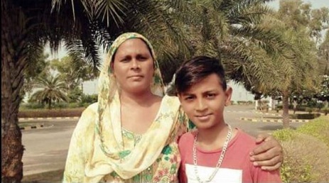 Aftab Singh with his mother photo