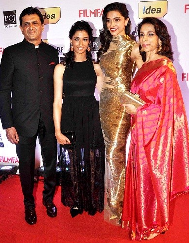 Deepika Padukone family photo including father, mother and her sister