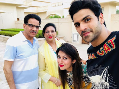  Divyanka Tripathi with Vivek Dahiya family 