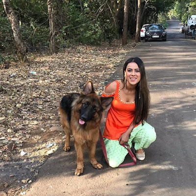 Nia Sharma with Dog