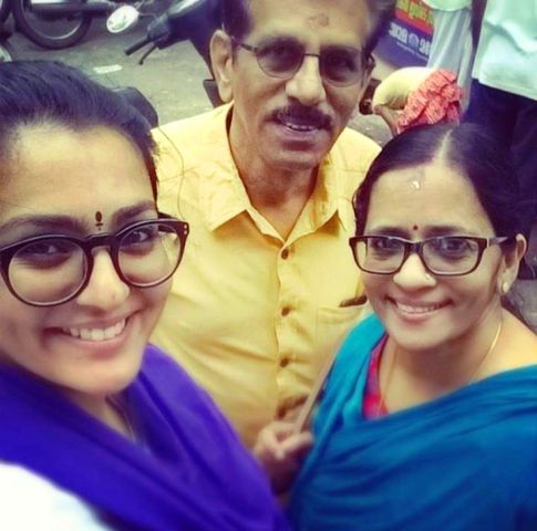 Parvathy Thiruvothu with her father and mother