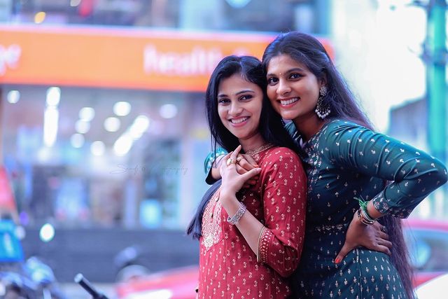 Kavitha Gowda with her sister Monisha gowda