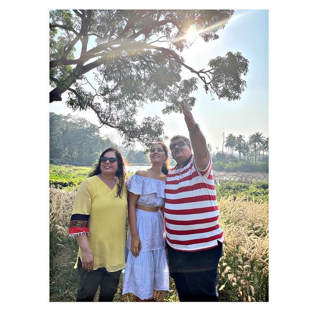 Raashi Khanna with her father and mother