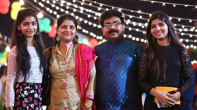 Prateeksha Srivastava with her parents and younger sister Priyanshi Srivastava family photo
