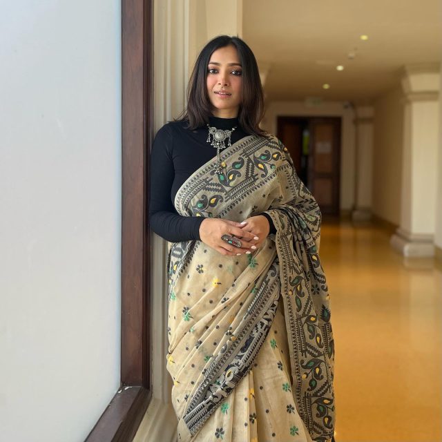 Shweta Basu as a panelist on filmbazaarindia event wearing a saree